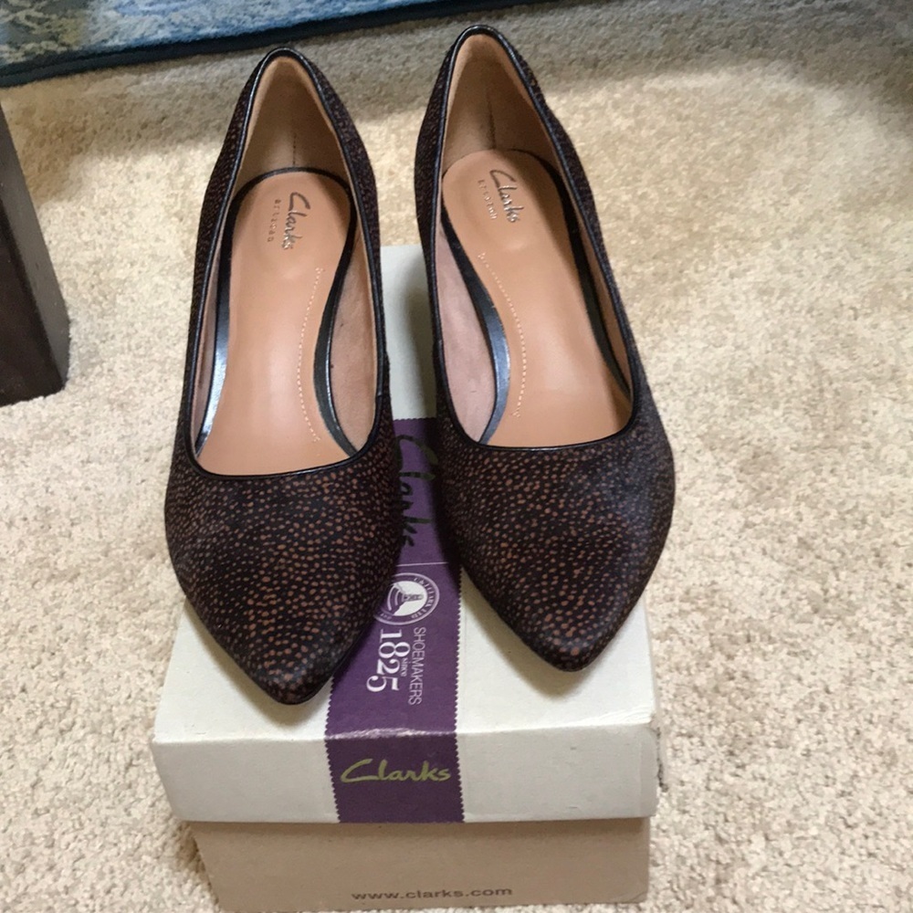 NIB! Clarks 9 M sage copper/ brown/black real dyed fur pumps.